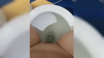 The white fox girl is cute and adorable, showing her face in a short skirt, listening to the wolf friend's instructions to take off her clothes, her breasts are well developed, and she is tempted to dance with a blind cock and spread her pussy to see the lewd water flowing