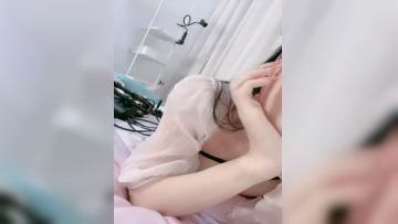 Sister Yan is a beautiful girl with pink and tender little grapes~ She is wearing white sexy lingerie, so beautiful~ She is also very charming under the pomegranate skirt! Episode 01