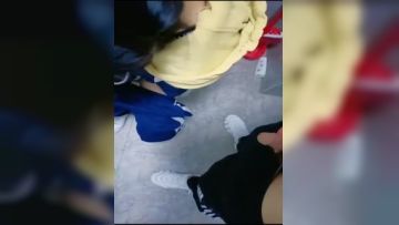 A sophomore model girl who looks like a sweet beauty borrowed 2,000 yuan from a loan shark to compete with her classmates. She was overdue and had to pay 20,000 yuan. She was forced to sell her virginity. Episode 01