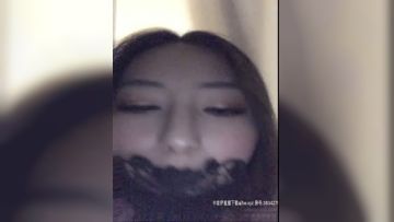 The cute Miss Manman is elegant and intellectual. When she plays with the vibrator, her pink pussy starts to flow with love juice!