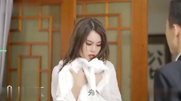 On a cold rainy night, a beautiful female secretary delivers documents late at night and is soaked in the body, and the clerk who receives the documents is passionate - Wang Rong