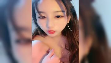 The horny little fairy showed her face throughout the whole process and flirted with the wolf friend late at night. She listened to the wolf friend's instructions by making lewd sounds and interacting with him. She showed her tits and buttocks to the wolf friend, and her lewd juice was displayed in close-up