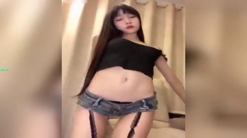 The most beautiful lady goddess in the Internet celebrity world, 170CM, nine-headed figure, breasts are attractive enough, and she is worthy of being a leg model. Her long legs wearing black silk stockings can't stop nosebleeds 2