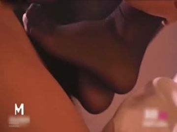 Madou Media & Gongkou jointly produced a domestic AV masterpiece, the lustful female boss - the thirsty female leader forced me to fuck her - Qianhe's!