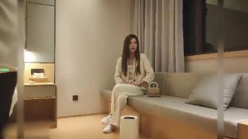 Dream chaser Wen Xuan made an appointment last night. The 1.7-meter-tall girl took off her coat and kissed with her tongue. She gave a deep throat blowjob and lifted her long legs to thrust and make a banging sound.