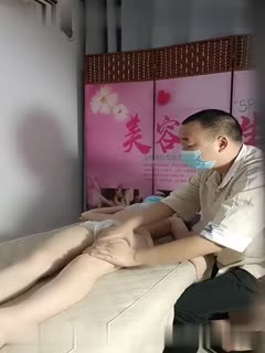 The young woman was doing beauty and health care, and was massaged by the technician until she wanted to be inserted~