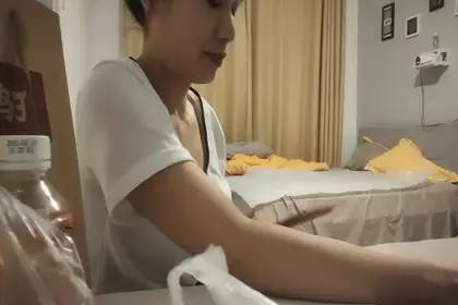 Late at night, I chatted with a big tits female technician, pressed her back, put her hands into her underwear, lifted her legs, and fucked her hard with her big tits, and rode and pounded