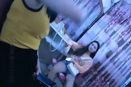 The beauty technician in the bathing club was cheated by her for 500 yuan when she was doing foot massage and fucked her beautiful cousin in denim shorts who just started working part-time. It hurt and she left after fucking