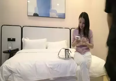 Sweet-looking white pants big tits peripheral girl close-up deep throat blowjob holding the small waist from behind thrusting hard riding pile fucking girl can't stand it 1