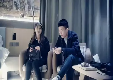 A beautiful girl in a black cap kneels down and gives a deep throat blowjob. I like the feeling of a blowjob. It feels so big and hard. I can't stand it anymore.