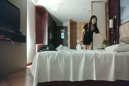 After the first technician left, I ordered a chubby young woman with a fat ass and a close-up blowjob. She raised her ass and raised her legs to fuck her hard.