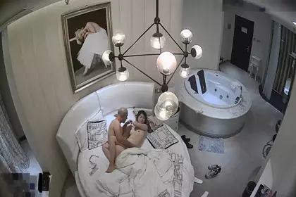 The bald man photographed in the luxury room of the theme hotel and his lover checked into the room to make love. He seemed a little shy and unwilling