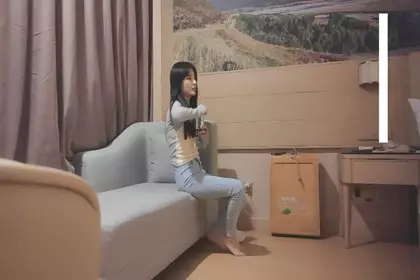 The best little Lolita in jeans, with a slim figure, gentle and sweet, when she heard that she was going to have sex on the sofa, she immediately suspected that she was being live-broadcasted