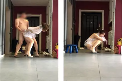 Can't stand the high heels, sexy white silk little slut temptation, kneeling down to lick the cock, the door is open, standing gun, straight to the flower core, screaming, perfect face