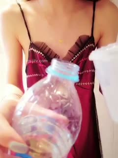 Internet celebrity girl Ai Er. Show. DV. Original paid video. The hole is filled with a lot of water and then sprayed out. The vagina opens and closes, which is really tempting and sexy.