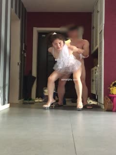 91 Daqing brother's home in front of the door explosion after the slim sexy body temperament beauty transparent lace sexy big high heels down into the B heart slut howling dialogue slutty 1080P original