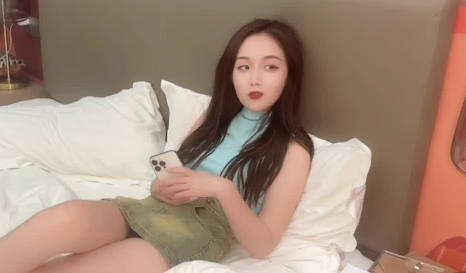Lolita Club. My boyfriend is not available and calls his male bestie to accompany me and ejaculate without a condom - Meijiang