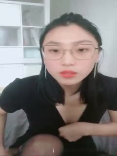 Internet celebrity Liu Yue and her bestie Xiaoyu give a blowjob to a black man