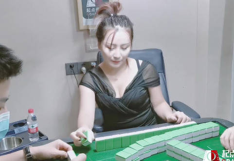 億生视界传媒x启期传媒.QDZH021. A young woman lost herself in playing mahjong