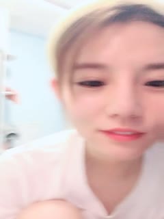 Meow Meow is a cat. The top short-haired dimple beauty is having sex with her first friend. She smiles very sweetly. Close-up licking a big dick, inserting her mouth, licking her tits, pulling off her panties, and thrusting hard.