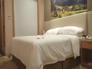 Female foot massage technician shaved her hair after eating takeaway and continued to fuck with a close-up of a vibrating egg, kneeling down and plugging her mouth while riding and holding her ass.