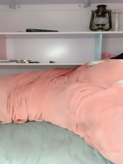 Just turned 18, pure little Lolita, the second day of broadcasting, double ponytails, cute face, slender legs, white stockings, raised legs, bumps, glass rods, young age, quite good at playing with transparent dicks