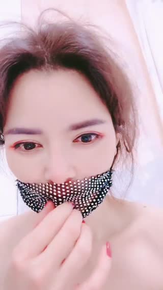 [Top goddess with beautiful legs] One-legged white fishnet stockings and high heels, double finger licking, climaxing, standing, close-up, beautiful legs are simply perfect