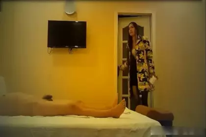 The cute and adorable girl uses a vibrator and a golden finger to dig into her pussy, and a lot of white vaginal fluid flows out, it's so sexy!