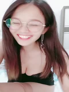 The best glasses goddess is coming! The first time she went to the sea, she had beautiful legs in stockings! She opened her legs and rubbed her pussy through her stockings, raised her beautiful buttocks, and her slightly hairy pussy was extremely tempting