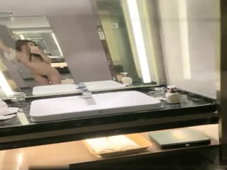 The devil figure is tall and busty beauty Miaomiao is a little nurse. The best beauty and her boyfriend have a fierce standing sex in front of the mirror. After the sex, they broke up and tore the B scene.