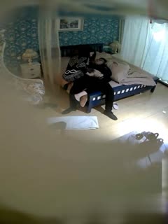 [Hotel candid shot] Cute height difference~ The boyfriend walked over to blow his girlfriend~ Then he climbed onto the bed and his penis and BB were inserted together~