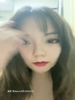 A young woman with a good appearance is slightly fat and shows her big butt. A pair of big breasts are very tempting. She masturbates and rubs her big tits. It's really exciting to moan. After having a titjob, she sucks the spirit device