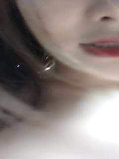 The model with a good figure is tempting in front of the camera, showing her face, twisting her buttocks and kneading her breasts, and her long legs and props are passionately thrusting into her pussy. It's really exciting to watch herself squirt