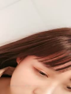 High-value short-haired cute girl KIKI bathroom props masturbation vibrator vibrating open close-up climax a lot of water spray very tempting like don't miss it