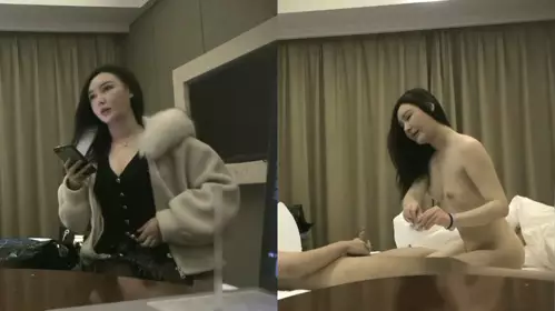 Today, a new trick was played. The vibrator of the goddess outside was inserted into the anus and inserted into the two holes at the same time. The devilish figure was fucked