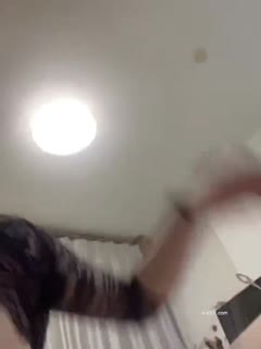 The tall and beautiful demon expands first and then changes positions. I like my obedient brother to relax first. I want to shoot a little bit. Don't say that I haven't played enough. I'm giving my virgin brother a sex experience for the first time.