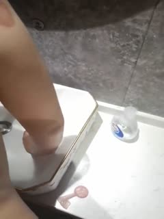 Young woman's bathroom sex. This smell. Lady, tell me if it hurts. I'll give you a blowjob. You're so good that I'm sweating all over. It's uncomfortable if I can't cum. Finally, I cum all over your face.