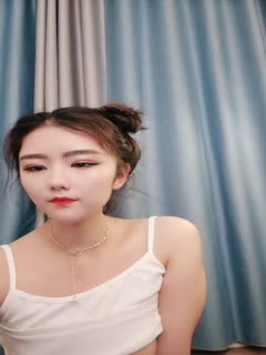 Porsche car model goes to the sea to make money and is fucked by her sex partner in various ways. She shows her body in a small vest and Nezha head. She squats and is fucked by her sex partner. The first-person perspective is to fuck her fat pussy from behind and fuck her big white buttocks