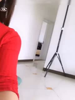 Goddess Si Rui Lao Hu is racing in sexy red transparent creampie panties and high heels, and her flirtatious language teases the onlookers so much that they want the Calabash Brothers!