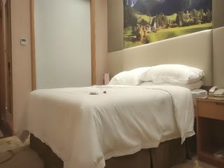 Xiao Ma Xunhua asked a female foot massage technician to eat takeaway and shave her hair to continue fucking~ The vibrator vibrates and kneels down to plug in~ Riding and holding the ass to enter from behind