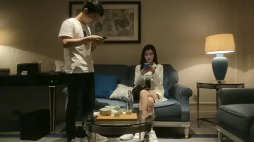 The girl with a protruding front and a curved back is full of water. She rolls up her buttocks and poses in a way that makes people feel like they are in heaven.