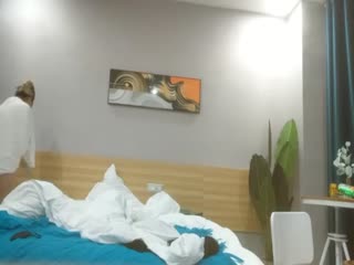 A young lady born in the 2000s, with a pair of long and thin legs, pink vagina and beautiful breasts, a must-see female top position screaming