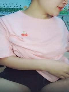 A young woman with big areola and big breasts shows her face on a live show. Her breasts are sexy during lactation. She wears black stockings and high heels and makes obscene remarks. She uses props to masturbate her pussy and squeeze out milk for her wolf friends.