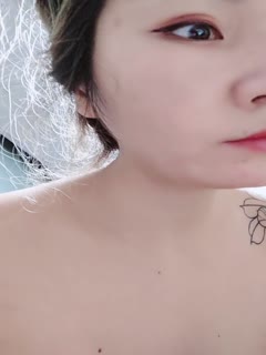 The camera is set up, showing the face from the first perspective, handheld camera showing the face, close-up of the extremely beautiful abalone, massage and stimulate the labia, a burst of fucking and hard pounding