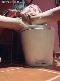[Online] Beauty selfie welfare-a very pure girl rips the meat silk on the toilet ZW 1V