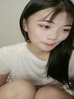 Yaoyao wants to drink milk and show her face. The wonderful show brought by the little slut, the vacuum sexy slut stripped naked under the command of the wolf friend, the props inserted and the vibrator rubbed to the climax and sprayed water