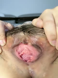 The coquettish young wife shows her face to serve the masked big brother, letting the big brother play with her in bed, showing her face deep throat and thrusting the big cock, letting the big brother play with props