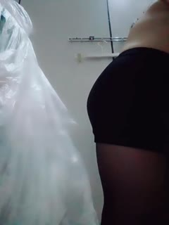 Furong out of the original juice: the lingerie shop dressing room sprays water, and knows to wipe the floor clean before leaving. Walking in the mall in an OL uniform with a big black bull, it's really bad!