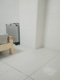 Tall and beautiful girlfriend masturbates at home alone, masturbates with orchid fingers and inserts holes, takes a bath naked and seduces wolf friends