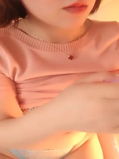 The girl with a chubby body seduces and shows off her sexy black silk high heels, seducing her beautiful buttocks and opening her panties